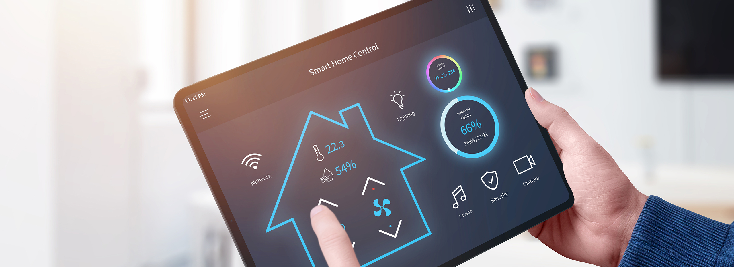 Eine Person hält ein Tablet in den Händen, auf dem eine Smart-Home-Steuerung zu sehen ist. Das Display zeigt Symbole zu Temperatur, Luftfeuchtigkeit, Beleuchtung und Belüftung. Symbolbild für das Thema Raumklima verbessern.