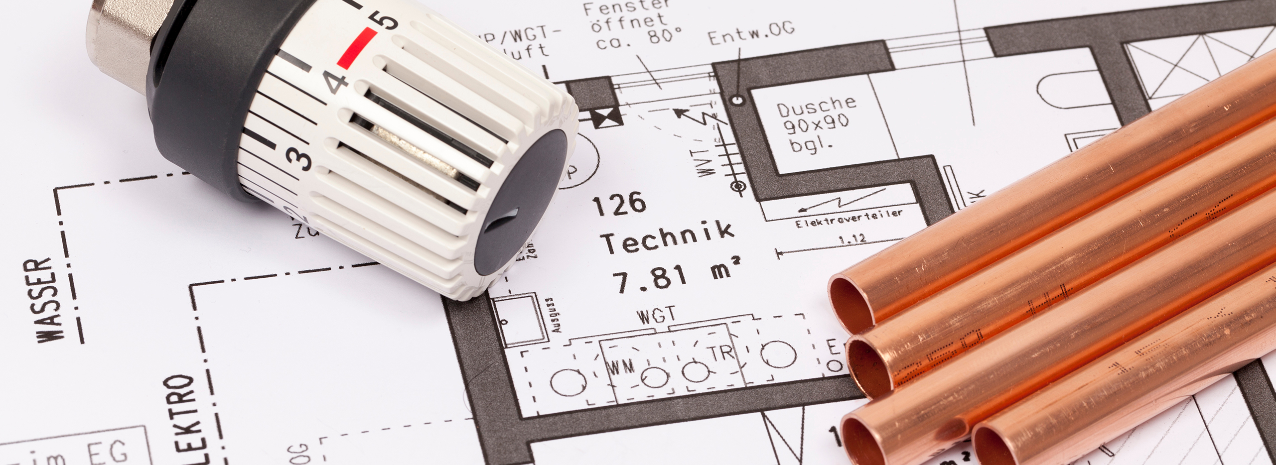 Heizungsplan mit Thermostatkopf und Kupferrohren auf einer technischen Zeichnung – Symbolbild für Heizungsbau & Energieeffizienz.