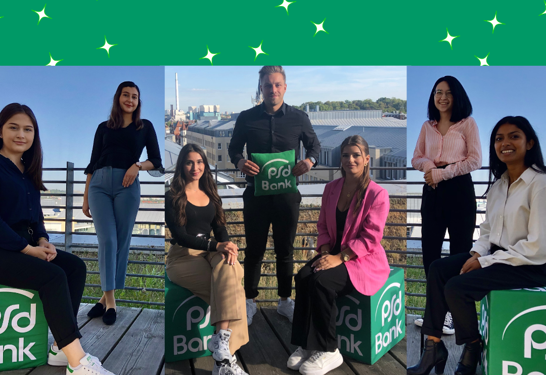 Eine Gruppe junger Menschen auf einer Terrasse mit Blick über die Stadt, die Logos und Würfel der PSD Bank präsentieren