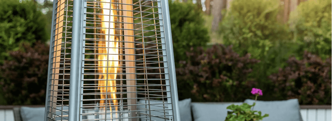Terrassenheizung mit modernem Gas-Heizstrahler im Freien – stilvolle Wärmequelle für gemütliche Abende im Garten oder auf der Terrasse.