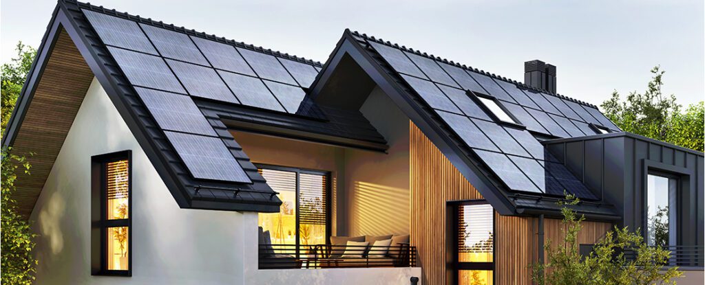 Ein modernes Haus mit großer Photovoltaikanlage auf dem Dach bereit, Sonnenenergie effizient zu nutzen. Symbolbild für: Solarpflicht in Deutschland.