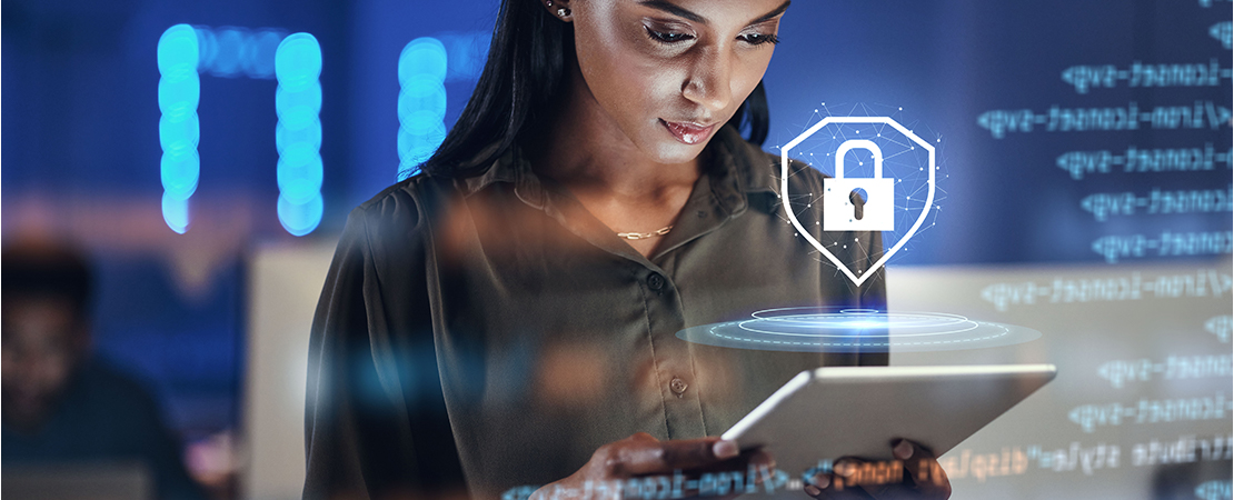 Eine Frau konzentriert sich auf ihr Tablet, während ein digitales Sicherheitsschloss-Hologramm über dem Bildschirm schwebt. Der Hintergrund zeigt verschlüsselte Codes und eine dunkle IT-Umgebung. Symbolbild für Datenschutz, sichere Passwörter und Cybersicherheit.