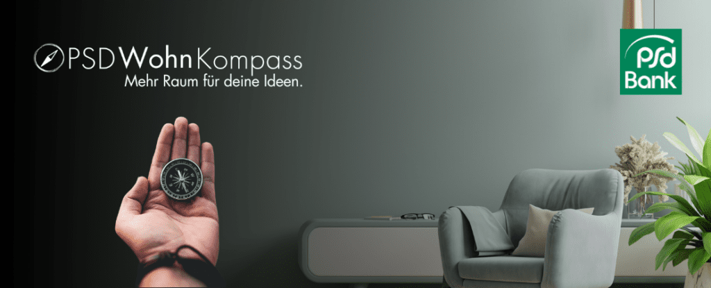 Banner der PSD Bank für den 'PSD WohnKompass'. Links im Bild hält eine Hand einen Kompass, symbolisch für Orientierung und Planung. Rechts ein modernes Wohnzimmer mit einem bequemen Sessel, einem Beistelltisch und Dekoration. Der Slogan 'Mehr Raum für deine Ideen' steht für Wohnträume und Immobilienfinanzierung.