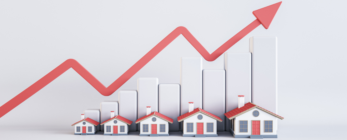 Symbolbild für Immobilienmarkt und Wertsteigerung: Kleine Modellhäuser stehen vor einer ansteigenden Balkengrafik mit einem roten Pfeil, der nach oben zeigt. Darstellung für steigende Immobilienpreise, Investitionen in den Wohnungsmarkt und Wertentwicklung von Häusern.