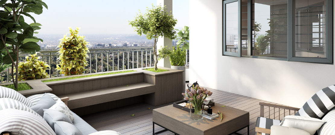 Moderne Vorstellbalkon mit stilvollen Outdoor-Möbeln, üppiger Bepflanzung und weitem Stadtblick. Eine gemütliche Sitzlounge mit Holzbank, Couchtisch und Dekoration lädt zum Entspannen ein. Die offene Gestaltung mit Pflanzen und Panoramablick vermittelt ein Gefühl von Luxus, Natur und urbanem Wohnen.