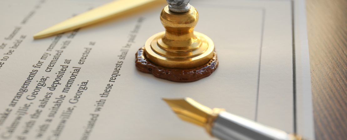 Detailaufnahme eines Notarstempels auf einer Urkunde, der ein rundes, erhabenes Wachsiegel zeigt.